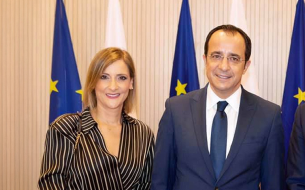 «Ανελέητες επιθέσεις» στα social media οδηγούν σε παραίτηση την Πρώτη Κυρία της Κύπρου από τον Ανεξάρτητο Φορέα Κοινωνικής Στήριξης