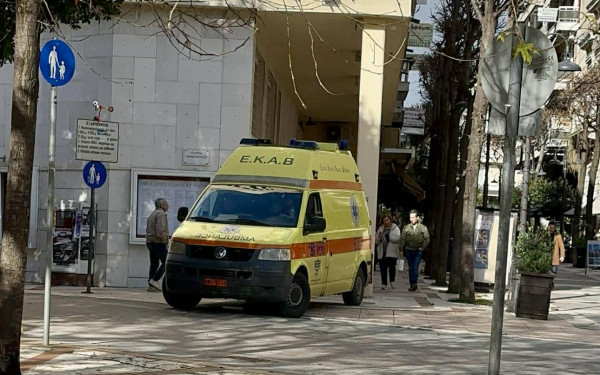 Χάος στο Δημαρχείο Αγρινίου: Επίθεση με ομπρέλα στον Δήμαρχο και δαγκωματιές σε υπάλληλο (βίντεο)