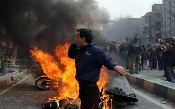 Ιράν: Άλλη μια νύχτα με ταραχώδεις διαδηλώσεις - Χιλιάδες άνθρωποι στους δρόμους της Τεχεράνης (βίντεο)