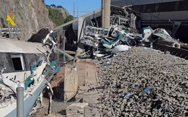 Ισπανία - σιδηροδρομικό δυστύχημα: Η κυβέρνηση αποκλείει το ενδεχόμενο δολιοφθοράς