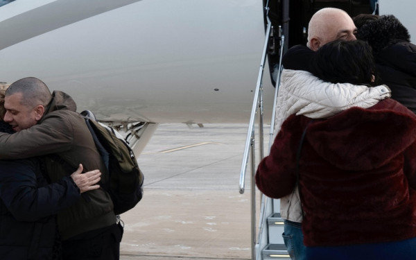 Η Τζόρτζια Μελόνι υποδέχθηκε τους δύο Ιταλούς πολιτικούς κρατούμενους που απελευθέρωσε η Βενεζουέλα (βίντεο)