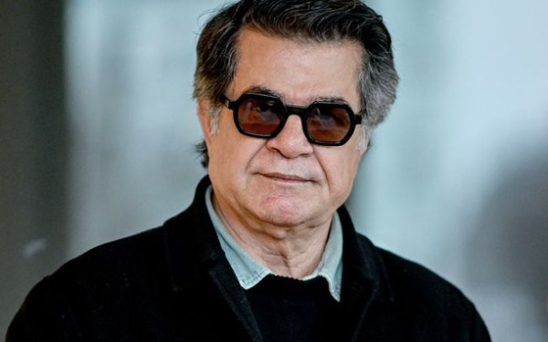 Ο πολυβραβευμένος Ιρανός σκηνοθέτης Τζαφάρ Παναχί καταγγέλλει τη βαναυσότητα της καταστολής των κινητοποιήσεων