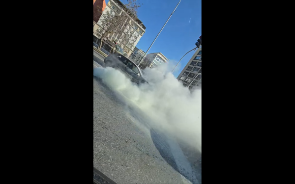 Θεσσαλονίκη: ΙΧ πήρε φωτιά εν κινήσει στο κέντρο - Δείτε βίντεο