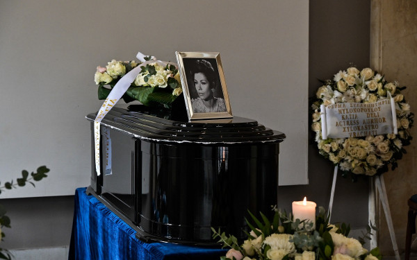 Το τελευταίο χειροκρότημα στη Μέλπω Ζαρόκωστα: Συγκινημένος ο γιος της Μιχάλης Παγουλάτος