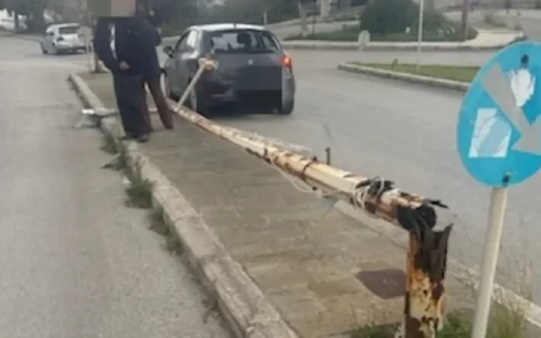 Ρόδο: Κολώνα φωτισμού έπεσε πάνω σε εν κινήσει ΙΧ - Δείτε βίντεο