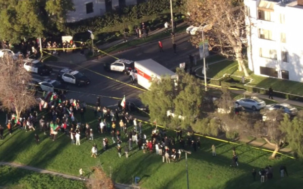 Λος Άντζελες: Φορτηγό έπεσε πάνω σε πλήθος που βρισκόταν στο δρόμο σε ένδειξη υποστήριξης στους διαδηλωτές στο Ιράν (βίντεο)