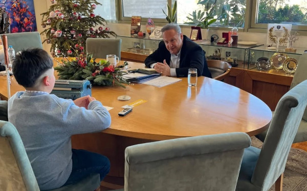 «Λόγια ή έργα»; Ο Στέλιος Αγγελούδης απαντά στον μικρό Λέανδρο για τη Θεσσαλονίκη του αύριο (βίντεο)