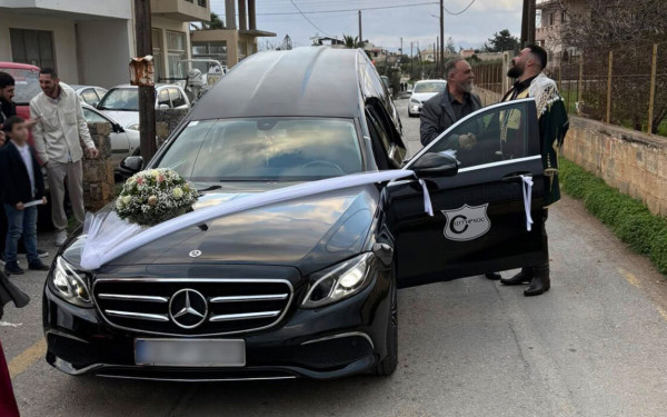 Κρήτη: Γαμπρός πήγε στην εκκλησία με… νεκροφόρα  - Δείτε βίντεο