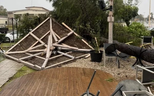 Ανεμοστρόβιλος χτύπησε το Μεσολόγγι -Ξερίζωσε δέντρα, ξήλωσε στέγες και μεταλλικές κατασκευές