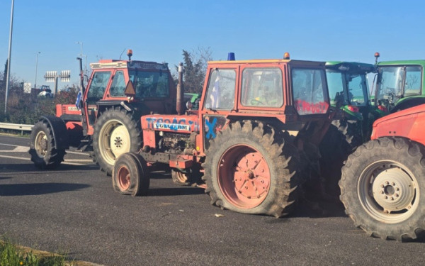 Μπλόκο Νίκαιας: «Προδότες» - Βανδάλισαν και έσκασαν τα λάστιχα σε τρακτέρ αγροτών που συναντήθηκαν με Μητσοτάκη (βίντεο)