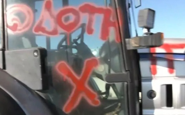 Μπλόκο Νίκαιας: «Προδότες» - Βανδάλισαν και έσκασαν τα λάστιχα σε τρακτέρ αγροτών που συναντήθηκαν με Μητσοτάκη (βίντεο)