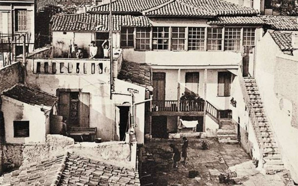 «Οικία Κοκοβίκου» στην Πλάκα: Αναδεικνύονται οι αρχαιότητες της αυλής