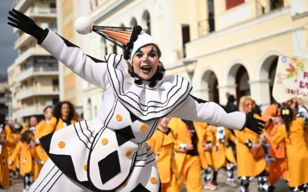 Πάτρα: Σε καρναβαλικούς ρυθμούς η πόλη - Το βράδυ η επίσημη τελετή έναρξης