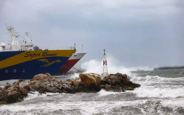Ισχυροί άνεμοι κρατούν δεμένα τα πλοία - Απαγορευτικό απόπλου σε βασικά λιμάνια