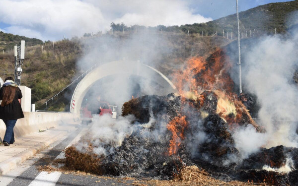 Αγροτικά μπλόκα απ’ άκρη σ’ άκρη: Η χώρα κλειστή από εθνικές οδούς μέχρι τελωνεία - Έκαψαν μπάλες με άχυρο στις σήραγγες Τεμπών