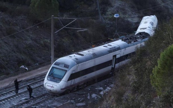 Ισπανία: Πριν τέσσερις μέρες ο τελευταίος έλεγχος του τρένου που εκτροχιάστηκε - Σοκάρει η εικόνα των drone (βίντεο)