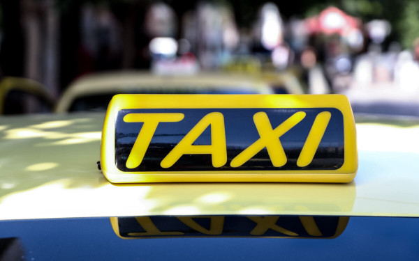 Βόλος: Πυροβόλησαν ταξί με αεροβόλο την ώρα που αποβίβαζε πελάτη