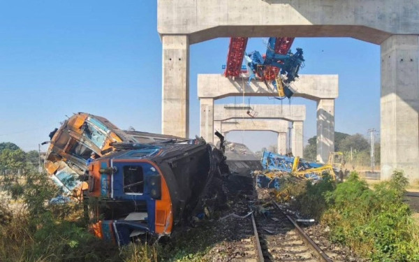 Τραγωδία στην Ταϊλάνδη: Τουλάχιστον 22 νεκροί και 30 τραυματίες από κατάρρευση γερανού πάνω σε τρένο (βίντεο)