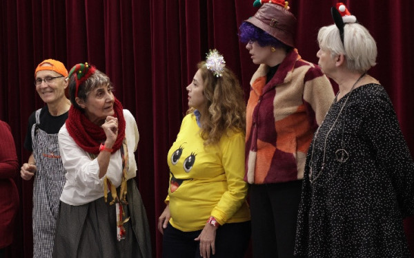 Μία «κυψέλη χαράς». Της Μάρνης Χατζηεμμανουήλ