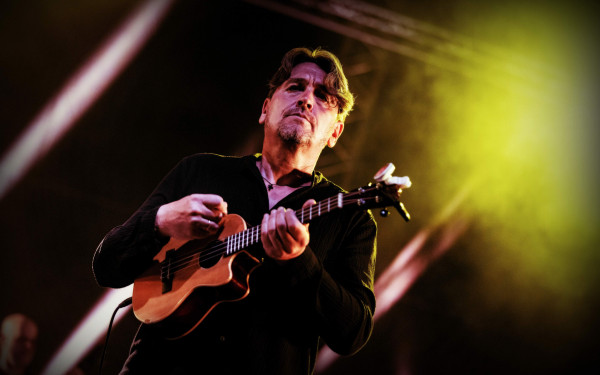 Τραγούδια σαν φυλαχτό, μέσα στον θόρυβο της εποχής