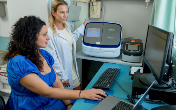 Νεογνικός γενωμικός έλεγχος: Το Παπαγεωργίου ενώνει δυνάμεις με την Ε.Σ.Α.Ε. για έγκαιρη διάγνωση σπάνιων παθήσεων