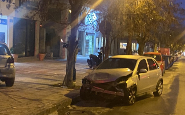 Θεσσαλονίκη: Μεθυσμένη 24χρονη οδηγός προκάλεσε ζημιές σε 15 οχήματα στην οδό Μπότσαρη