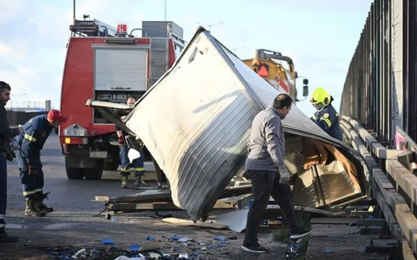 Θανατηφόρο τροχαίο στον Κηφισό: Συγκρούστηκαν δύο φορτηγά - Νεκρός ένας 25χρονος τραυματίας