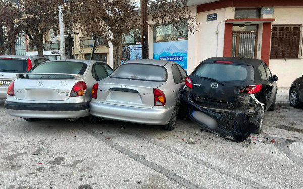Θεσσαλονίκη: Μεθυσμένη 24χρονη οδηγός προκάλεσε ζημιές σε 15 οχήματα στην οδό Μπότσαρη (βίντεο)