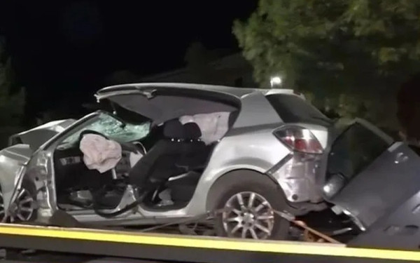 Αθήνα: Τροχαίο ατύχημα με δύο τραυματίες στη Νέα Σμύρνη - ΙΧ καρφώθηκε σε κολώνα τραμ (βίντεο)