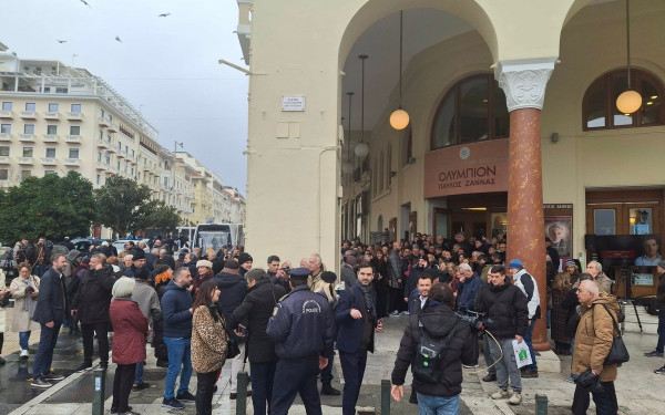 Θεσσαλονίκη: Ελεύθεροι οι 6 συλληφθέντες που πέταξαν χαρτάκια με συνθήματα στην παρουσίαση της «Ιθάκης» του Α. Τσίπρα