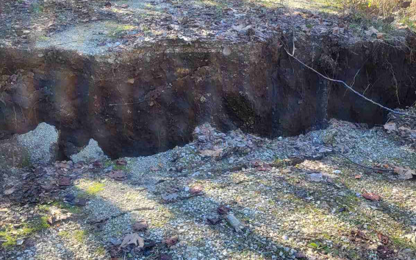 Συναγερμός στα Τζουμέρκα: Εκτεταμένη καθίζηση εδάφους στο χωριό Μικροσπηλιά