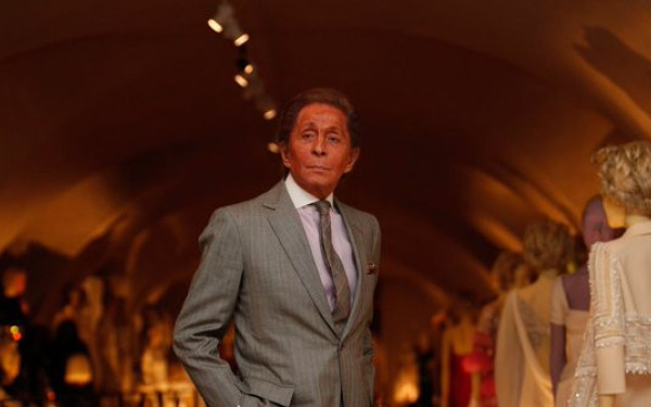 Σε λαϊκό προσκύνημα η σορός του γνωστού σχεδιαστή μόδας Βαλεντίνο