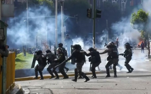 Αποκλεισμένοι οι δρόμοι στη Βολιβία: Μπαράζ διαδηλώσεων για την κατάργηση της επιδότησης των τιμών των καυσίμων (βίντεο)