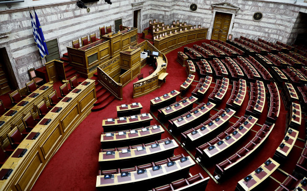 Βουλή: Aπόσυρση του νομοσχεδίου για τις Ένοπλες Δυνάμεις ζητά η αντιπολίτευση