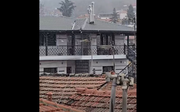 Έπεσαν τα πρώτα χιόνια στη Θεσσαλονίκη - Λευκό φόντο στην πόλη (βίντεο)