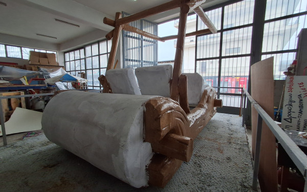 Κοζάνη: Πυρετωδώς ετοιμάζονται τα άρματα της αποκριάτικης παρέλασης