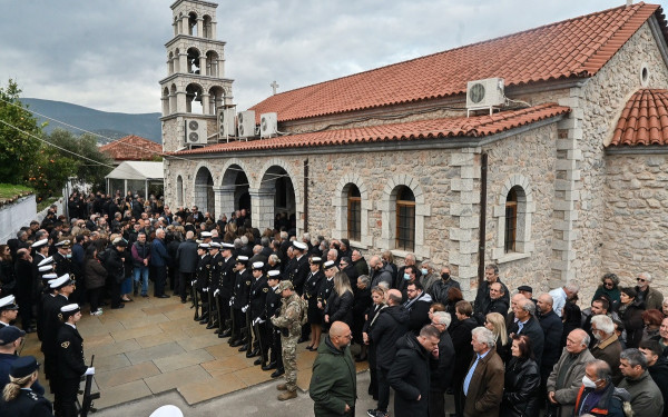 Σε κλίμα οδύνης η κηδεία του 53χρονου λιμενικού στο Άστρος Κυνουρίας - Παρών και ο Κικίλιας