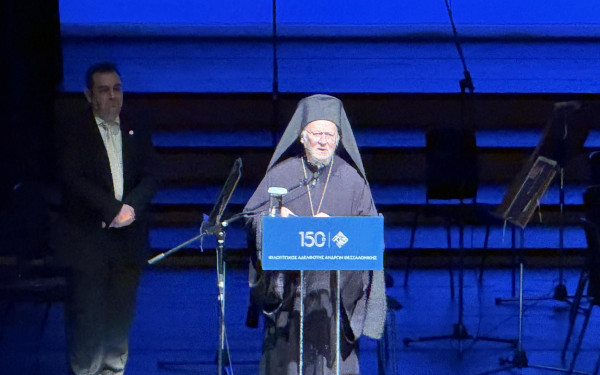 Θεσσαλονίκη: Η Φιλόπτωχος Αδελφότης Ανδρών παρέδωσε στον Βαρθολομαίο τον επετειακό της τόμο (βίντεο)