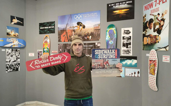 Θεσσαλονίκη: Η τέχνη του skateboard «ζωντανεύει» στο Κέντρο Ιστορίας με σανίδες ετών 100+