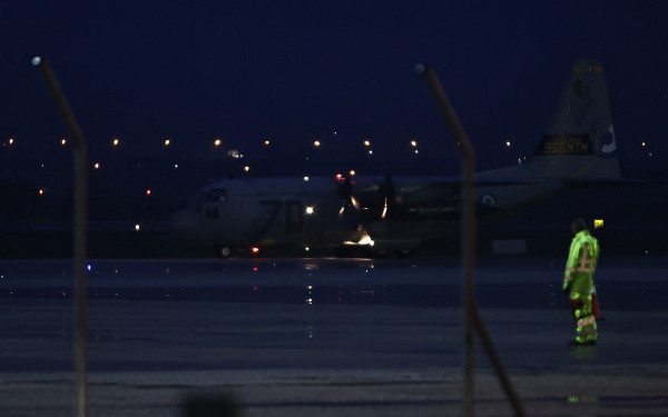 Θεσσαλονίκη: Έφτασε πριν από λίγο στο αεροδρόμιο «Μακεδονία» το C-130 με τις 7 σορούς των οπαδών του ΠΑΟΚ