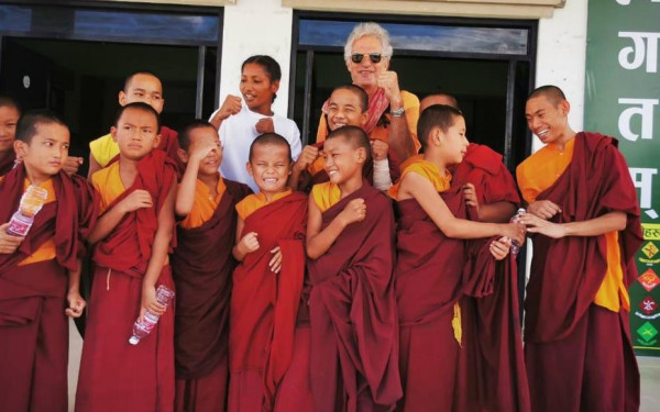 Ένας Έλληνας διδάσκει πυγμαχία σε Βουδιστές μοναχούς στο Νεπάλ