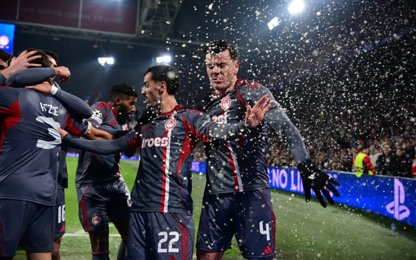 Champions League: Ο Ολυμπιακός προκρίθηκε στα πλέι οφ με μεγάλο διπλό επί του Άγιαξ (βίντεο)