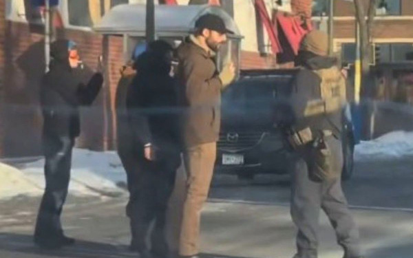 ΗΠΑ: Οι γονείς του Άλεξ Πρέτι που σκοτώθηκε από πυρά της ICE αντιδρούν - «Αηδιαστικά ψέματα ότι κρατούσε όπλο» (βίντεο)