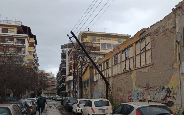 Θεσσαλονίκη: Δεκάδες κλήσεις για πτώσεις δέντρων - Έπεσε κολόνα στη Χαριλάου και κόπηκε το ρεύμα