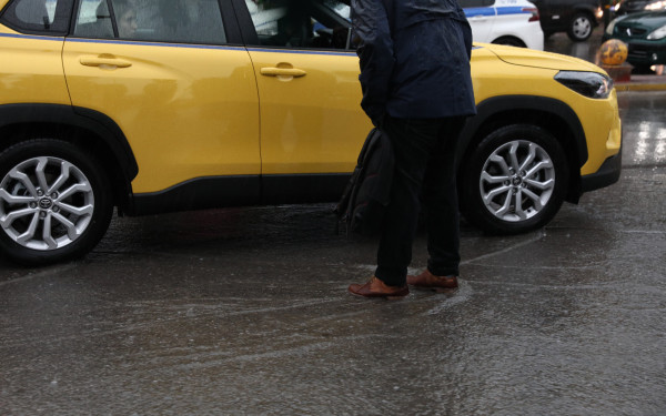 Σπάτα: Παρασύρθηκε όχημα από ρέμα – Απεγκλωβίστηκαν σώοι δύο επιβάτες