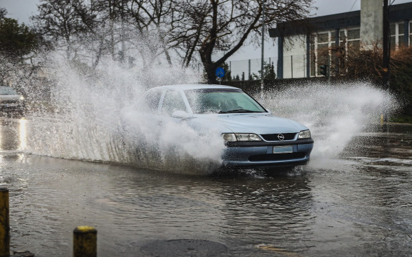 Καιρός: Σε ισχύ παραμένει το έκτακτο δελτίο της ΕΜΥ - Πλημμύρες απεγκλωβισμοί και προβλήματα σε όλη τη χώρα (βίντεο)