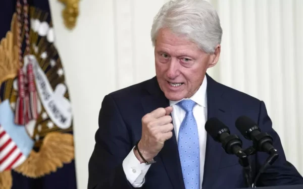 Κλίντον για Μινεάπολη: Κατήγγειλε την κυβέρνηση Τράμπ και κάλεσε τους Αμερικανούς να «ορθώσουν το ανάστημά τους»