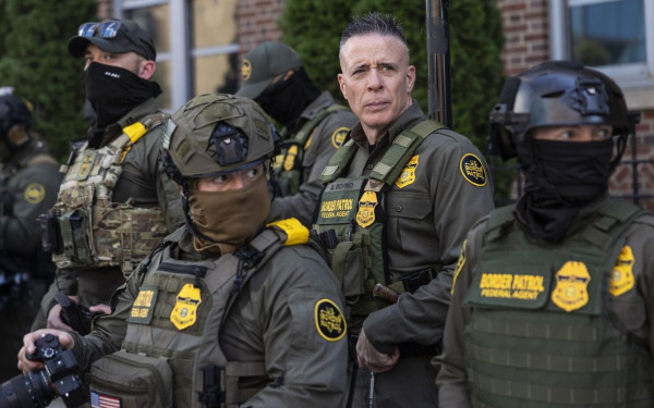 ΗΠΑ: Ο επικεφαλής της ICE, Μποβίνο, πετάει δακρυγόνα σε πολίτες που διαδηλώνουν - Ποιος είναι ο «σκληρός» του Τραμπ (βίντεο)