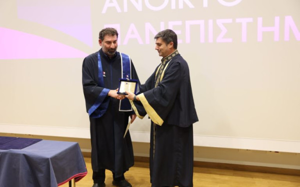 Επίτιμος διδάκτορας του ΕΑΠ ο Γιάννης Οικονομίδης