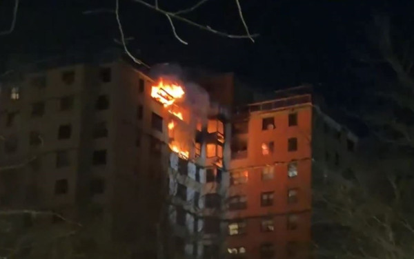 Νέα Υόρκη: Φλέγεται πολυκατοικία στο Μπρονξ από έκρηξη υγραερίου – Φόβοι για πολλά θύματα (βίντεο)